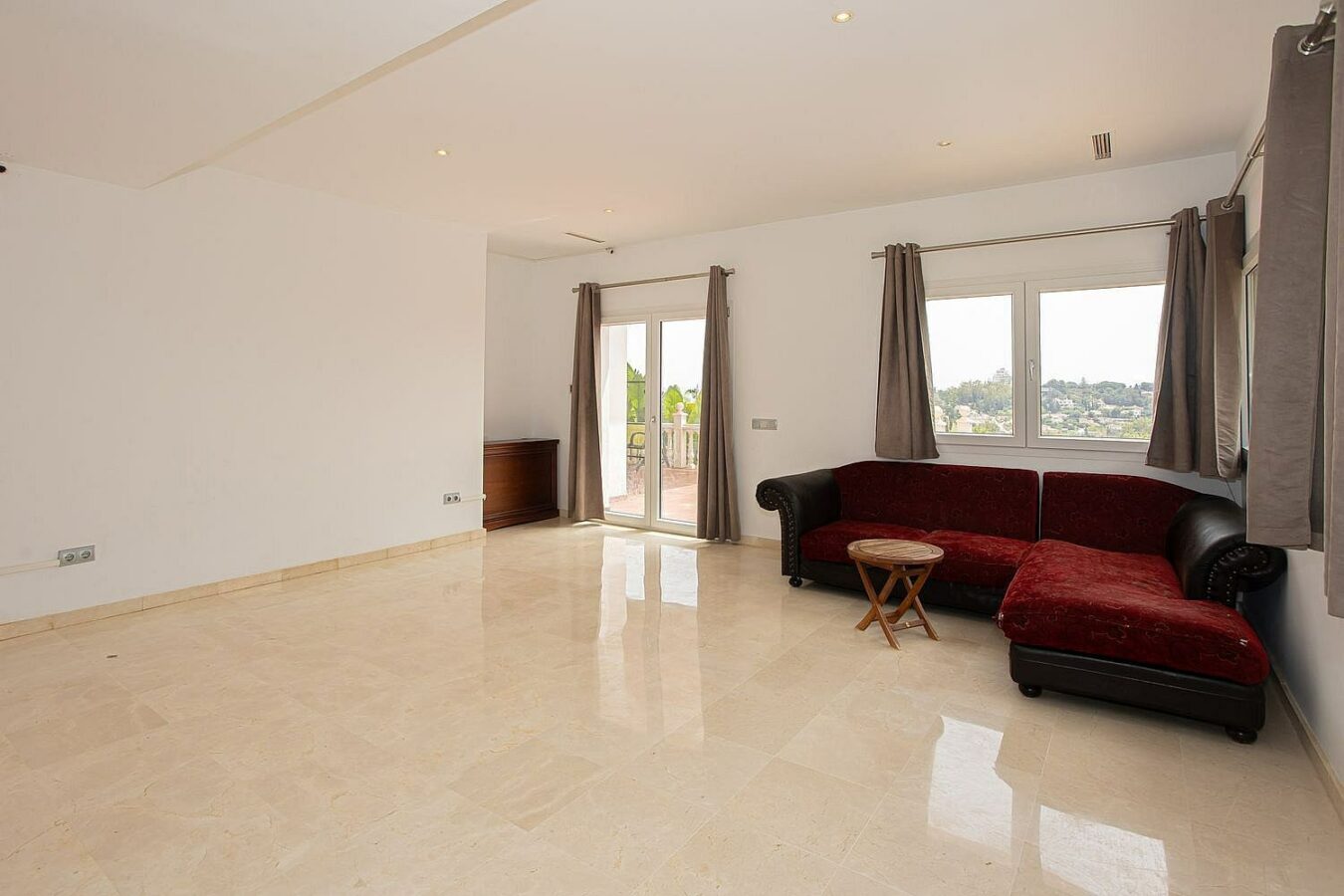 Six bedroom villa on a 2000 m2 plot with sea and golf views El Paraiso Alto Benahavis