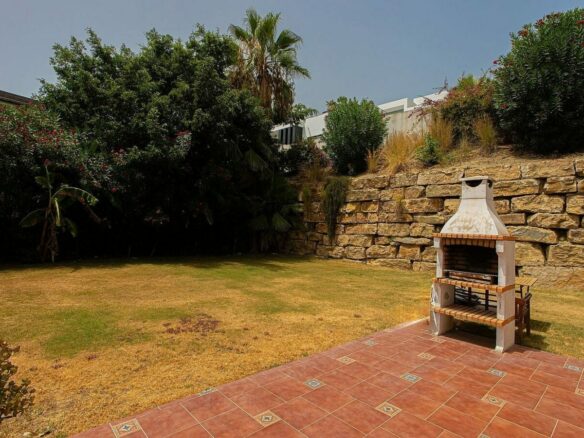 Six bedroom villa on a 2000 m2 plot with sea and golf views El Paraiso Alto Benahavis