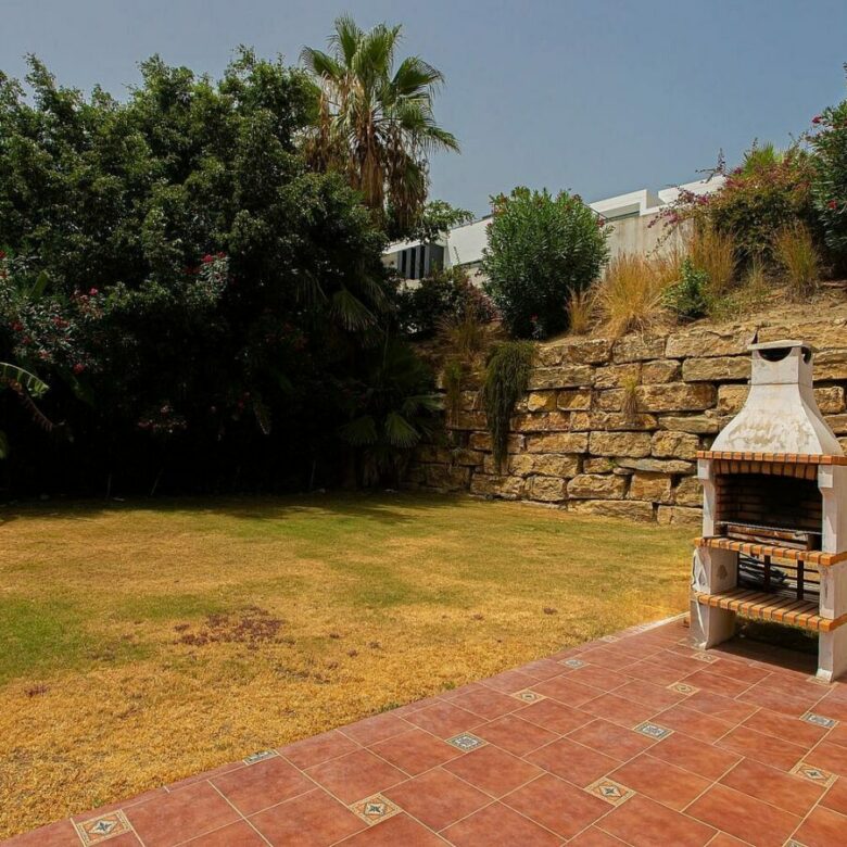 Six bedroom villa on a 2000 m2 plot with sea and golf views El Paraiso Alto Benahavis