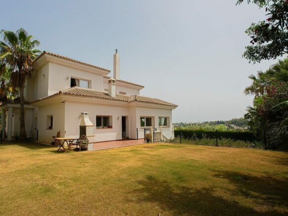 Six bedroom villa on a 2000 m2 plot with sea and golf views El Paraiso Alto Benahavis