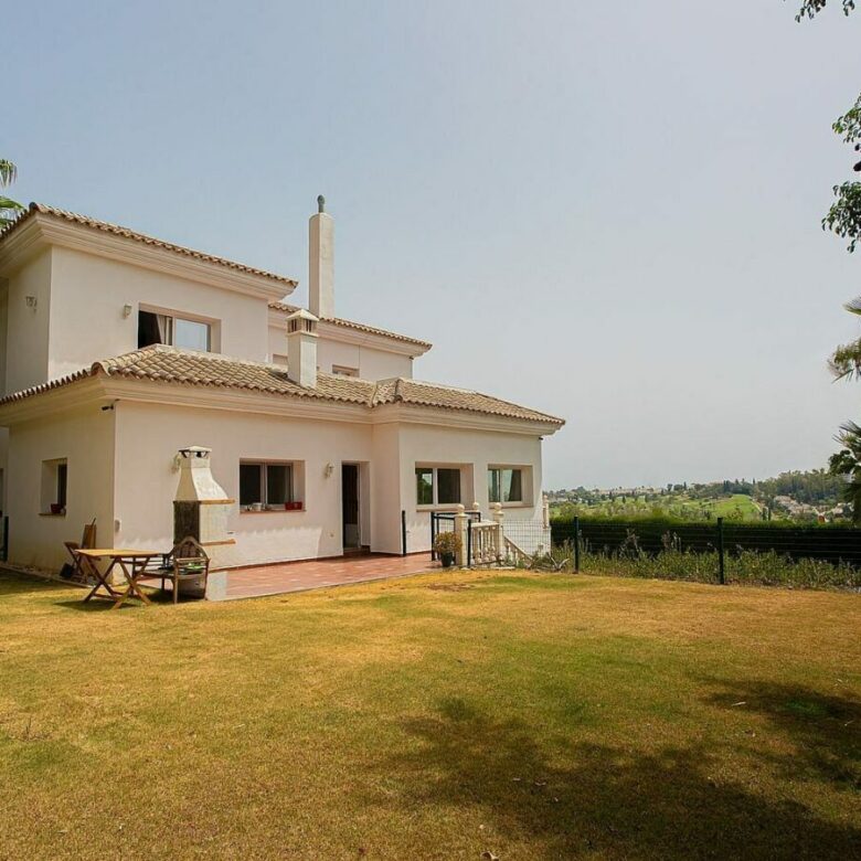 Six bedroom villa on a 2000 m2 plot with sea and golf views El Paraiso Alto Benahavis