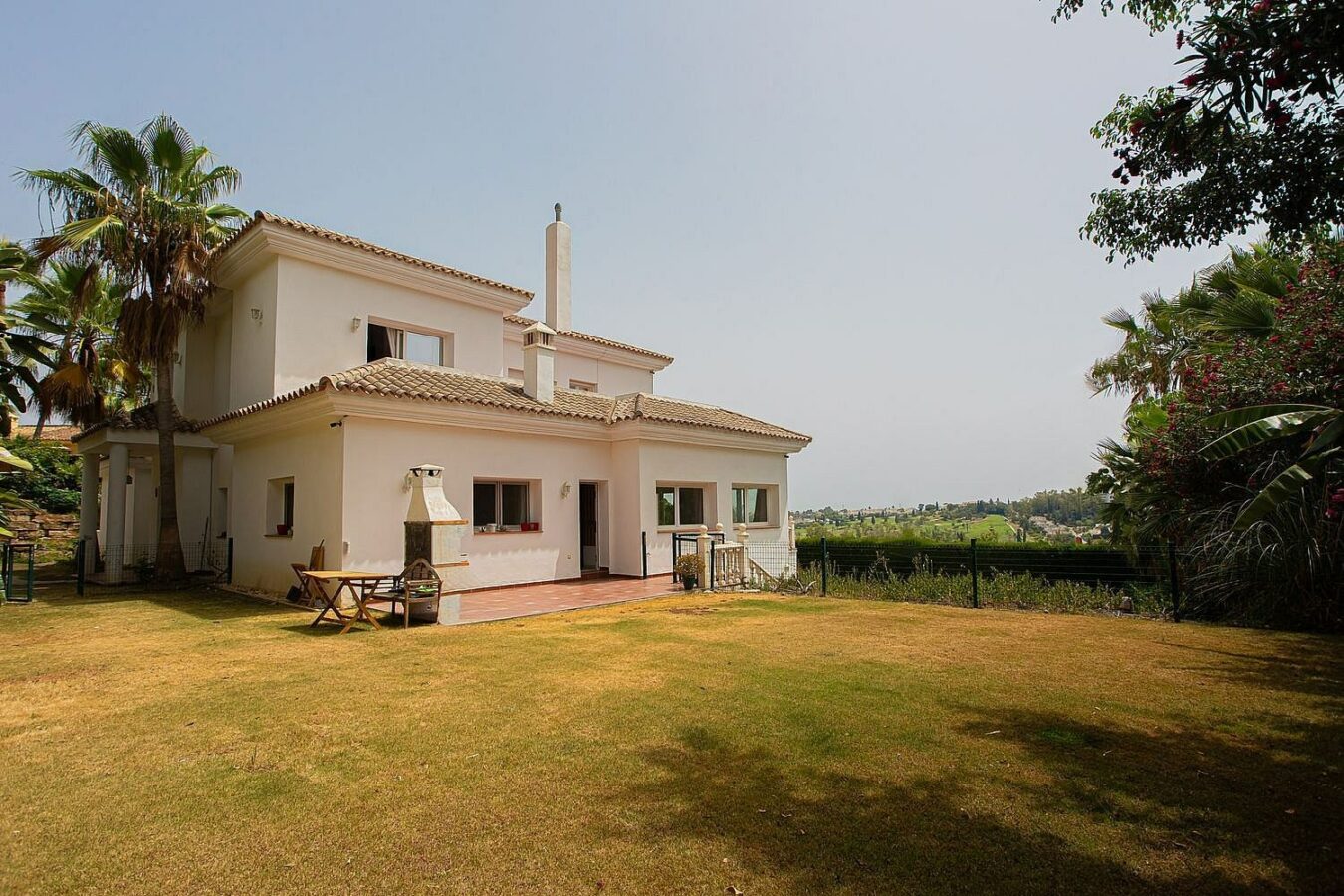 Six bedroom villa on a 2000 m2 plot with sea and golf views El Paraiso Alto Benahavis