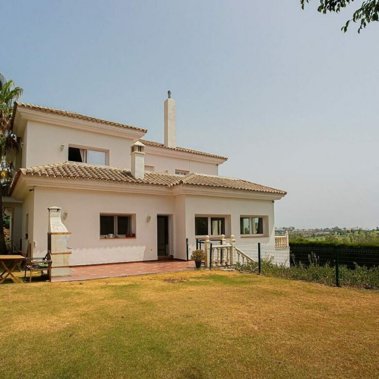 Six bedroom villa on a 2000 m2 plot with sea and golf views El Paraiso Alto Benahavis