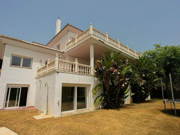 Six bedroom villa on a 2000 m2 plot with sea and golf views El Paraiso Alto Benahavis