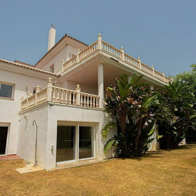 Six bedroom villa on a 2000 m2 plot with sea and golf views El Paraiso Alto Benahavis