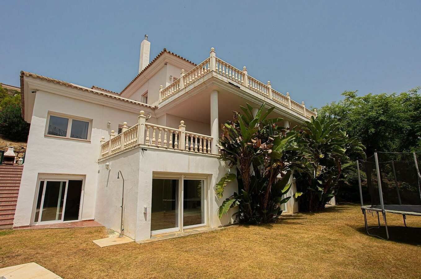 Six bedroom villa on a 2000 m2 plot with sea and golf views El Paraiso Alto Benahavis
