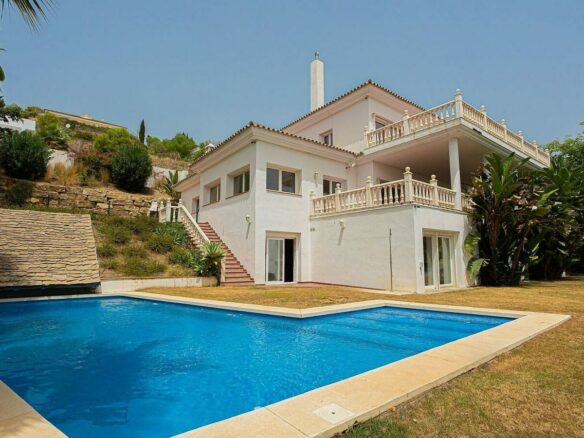 Six bedroom villa on a 2000 m2 plot with sea and golf views El Paraiso Alto Benahavis