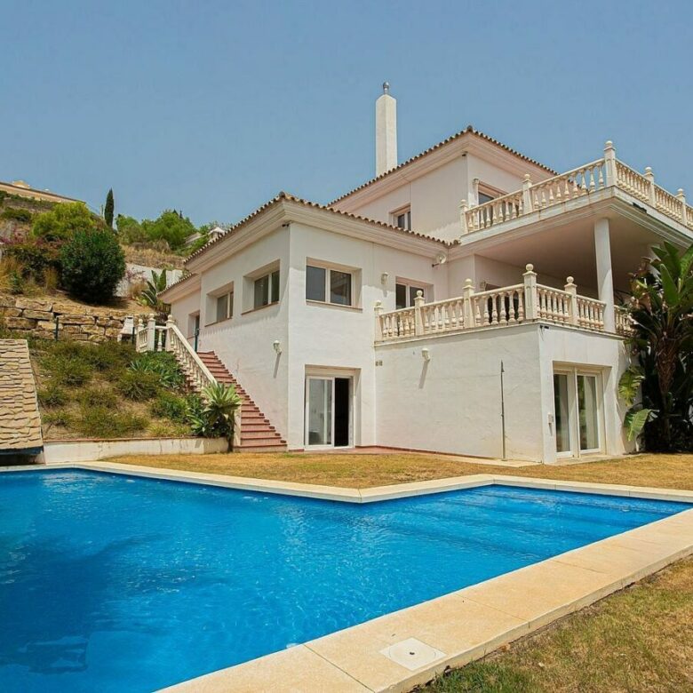 Six bedroom villa on a 2000 m2 plot with sea and golf views El Paraiso Alto Benahavis