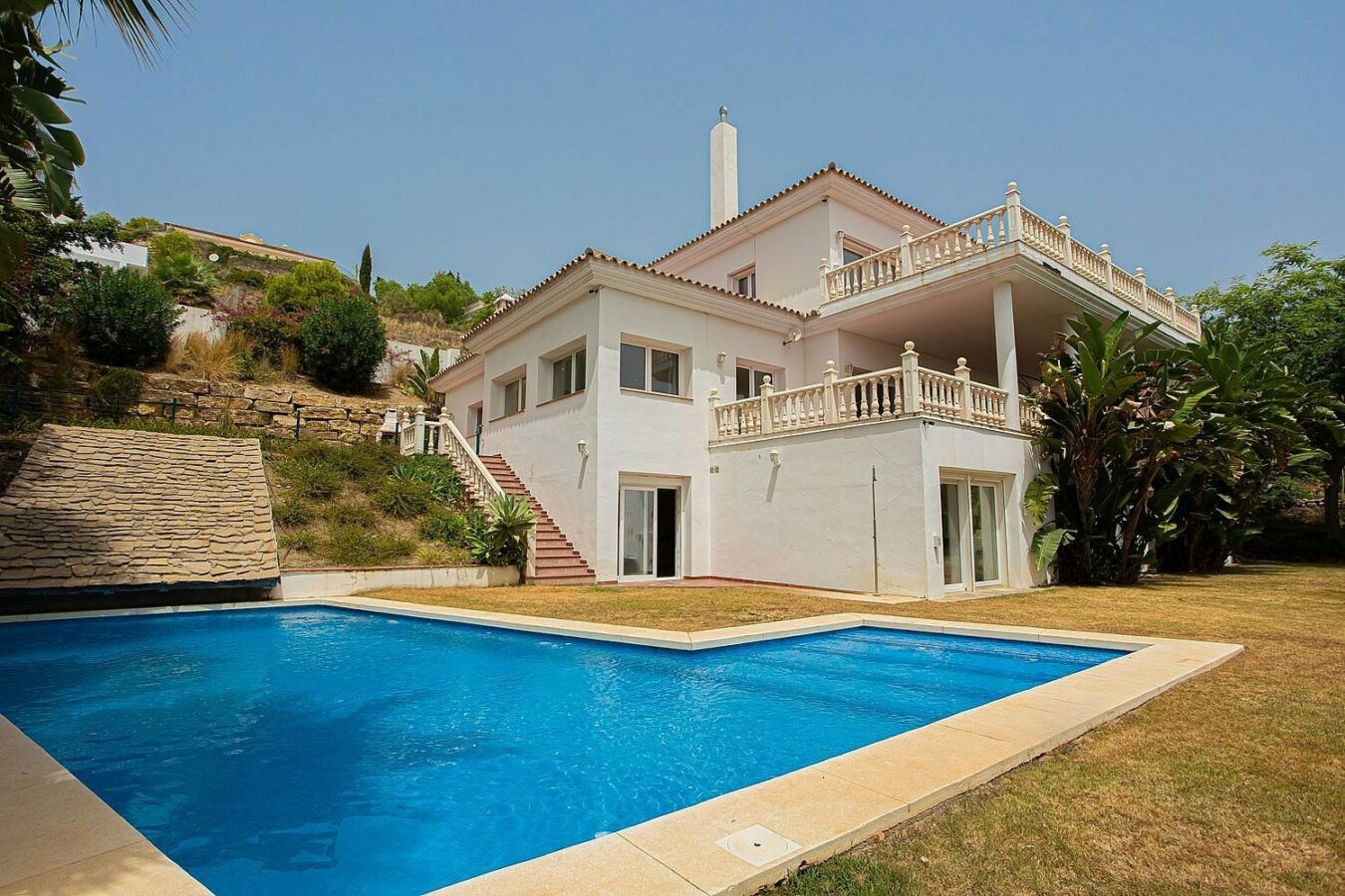 Six bedroom villa on a 2000 m2 plot with sea and golf views El Paraiso Alto Benahavis