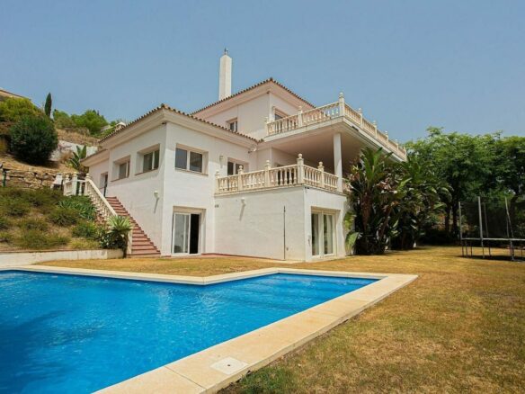 Six bedroom villa on a 2000 m2 plot with sea and golf views El Paraiso Alto Benahavis