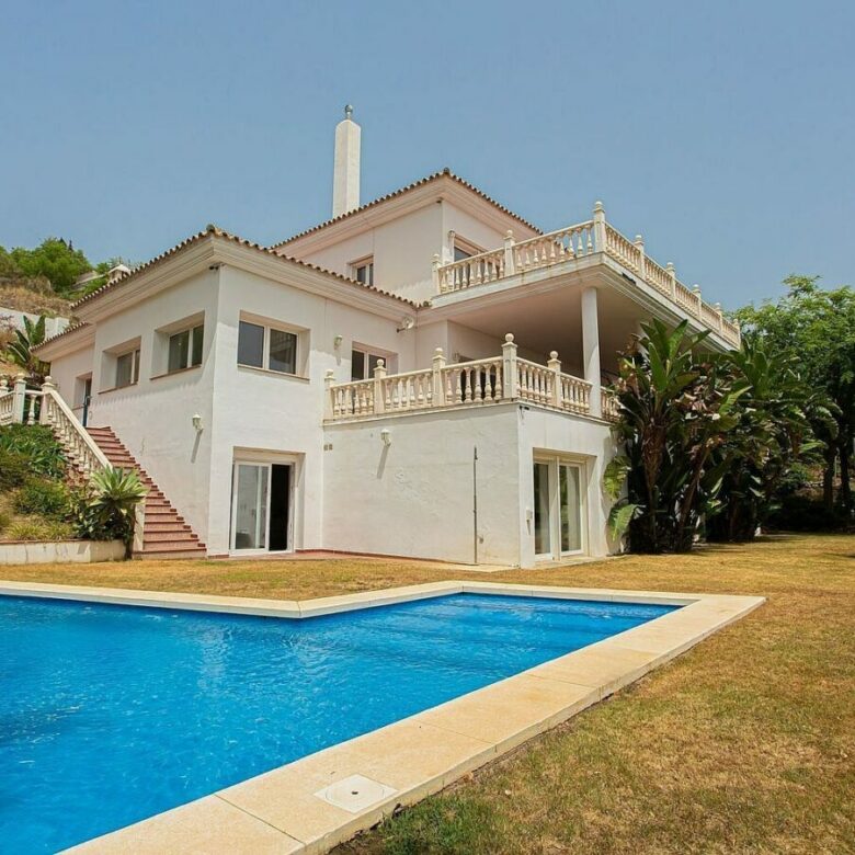 Six bedroom villa on a 2000 m2 plot with sea and golf views El Paraiso Alto Benahavis
