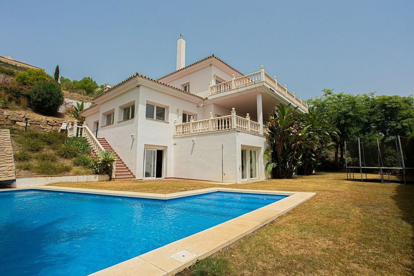 Six bedroom villa on a 2000 m2 plot with sea and golf views El Paraiso Alto Benahavis