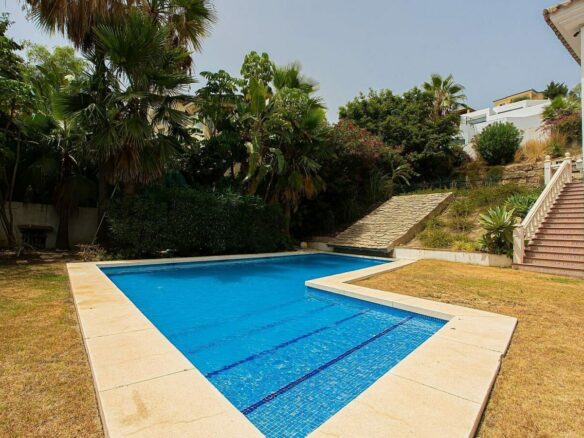 Six bedroom villa on a 2000 m2 plot with sea and golf views El Paraiso Alto Benahavis