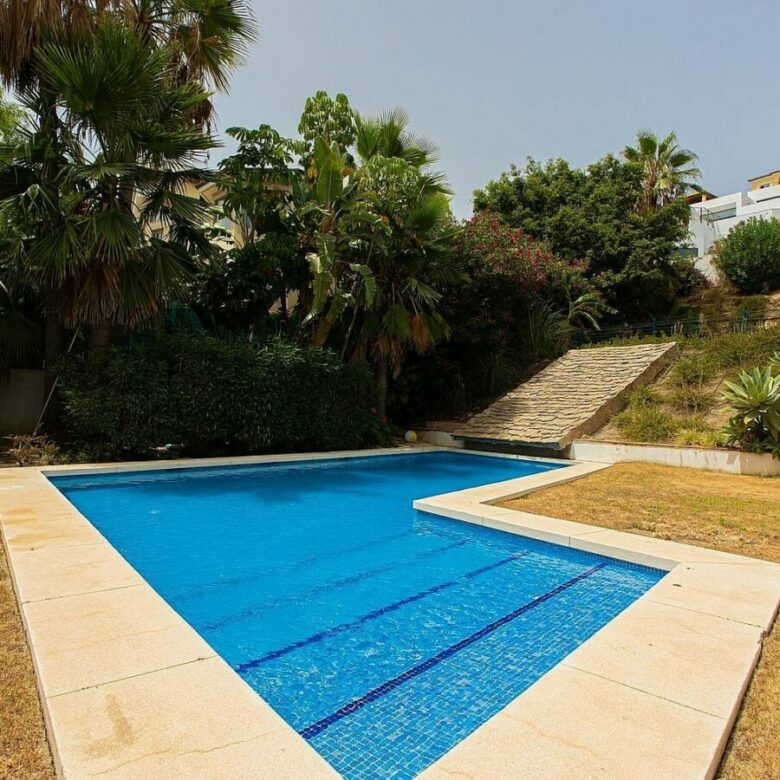 Six bedroom villa on a 2000 m2 plot with sea and golf views El Paraiso Alto Benahavis