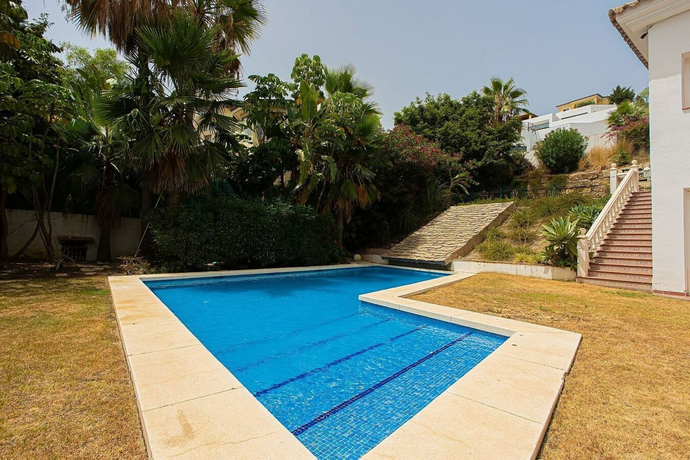 Six bedroom villa on a 2000 m2 plot with sea and golf views El Paraiso Alto Benahavis