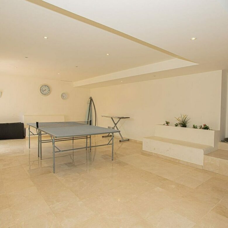 Six bedroom villa on a 2000 m2 plot with sea and golf views El Paraiso Alto Benahavis