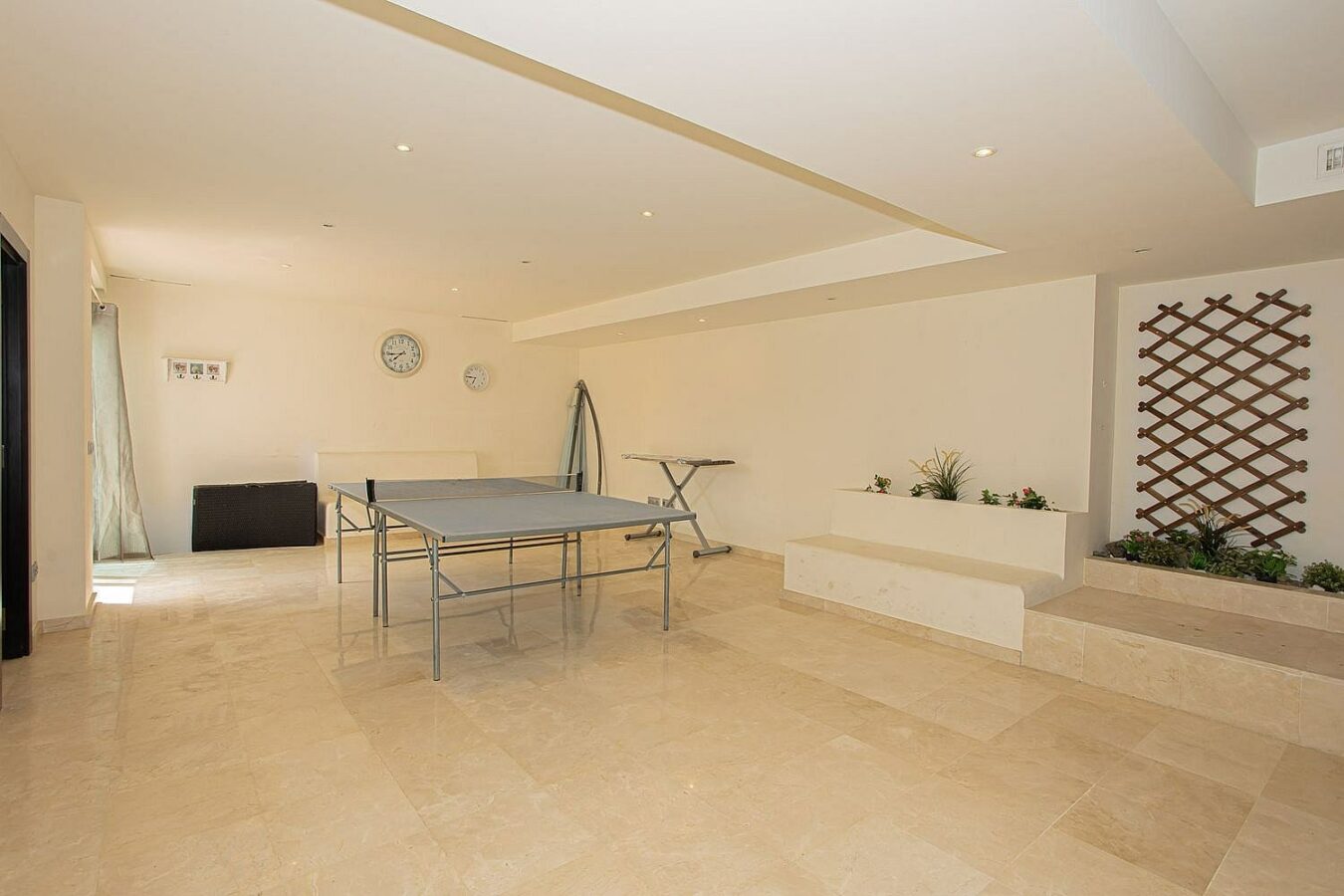 Six bedroom villa on a 2000 m2 plot with sea and golf views El Paraiso Alto Benahavis