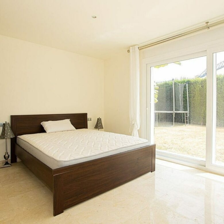 Six bedroom villa on a 2000 m2 plot with sea and golf views El Paraiso Alto Benahavis