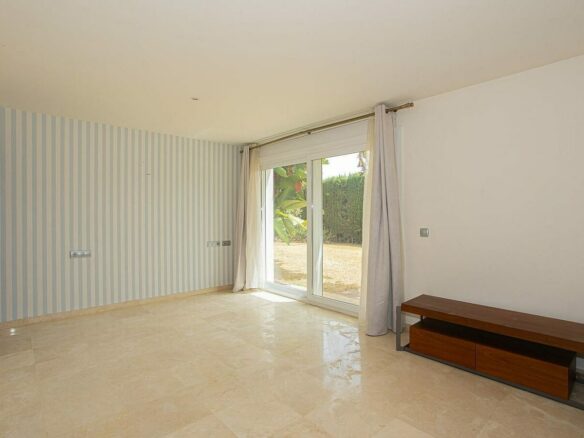 Six bedroom villa on a 2000 m2 plot with sea and golf views El Paraiso Alto Benahavis