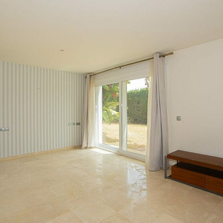 Six bedroom villa on a 2000 m2 plot with sea and golf views El Paraiso Alto Benahavis