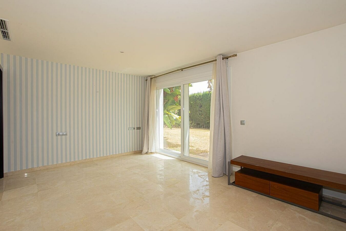 Six bedroom villa on a 2000 m2 plot with sea and golf views El Paraiso Alto Benahavis