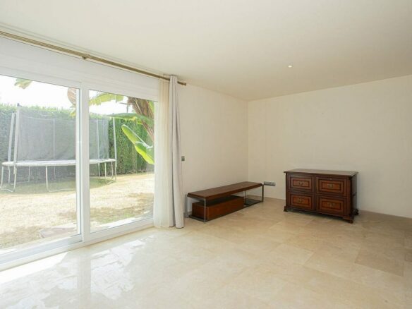 Six bedroom villa on a 2000 m2 plot with sea and golf views El Paraiso Alto Benahavis