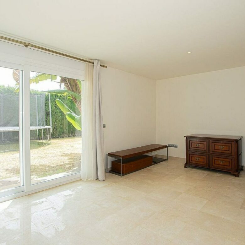 Six bedroom villa on a 2000 m2 plot with sea and golf views El Paraiso Alto Benahavis