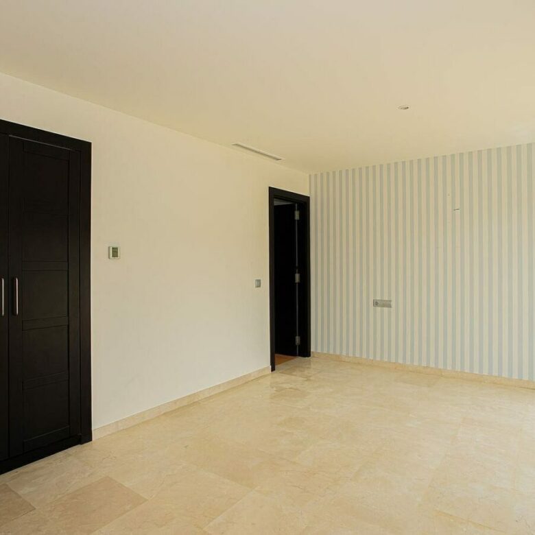 Six bedroom villa on a 2000 m2 plot with sea and golf views El Paraiso Alto Benahavis
