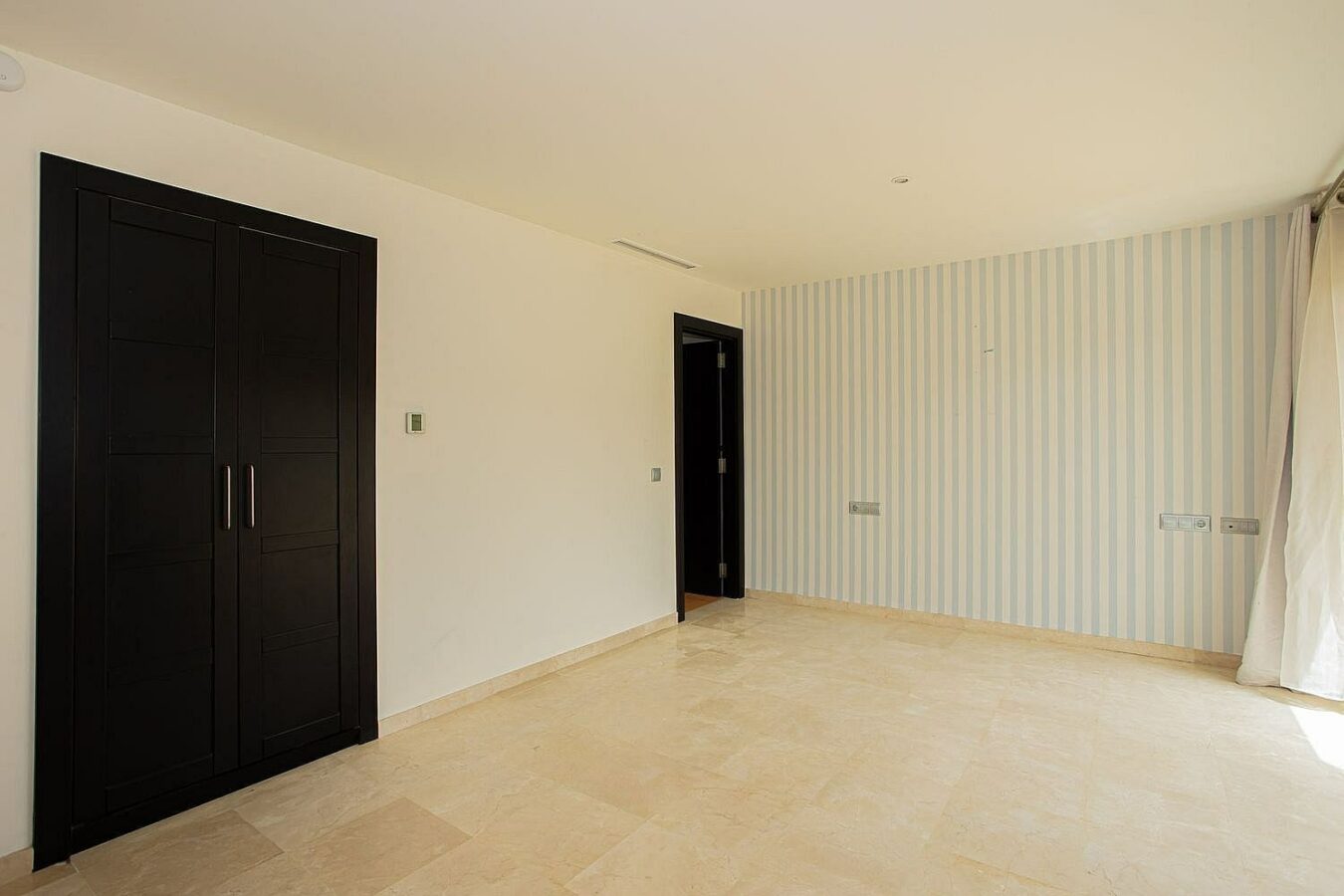 Six bedroom villa on a 2000 m2 plot with sea and golf views El Paraiso Alto Benahavis