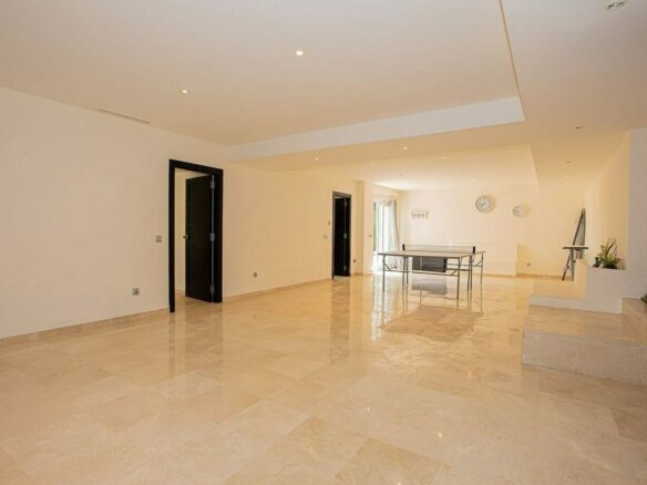 Six bedroom villa on a 2000 m2 plot with sea and golf views El Paraiso Alto Benahavis