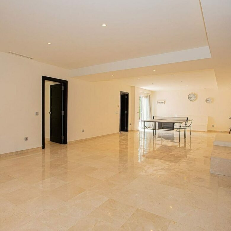 Six bedroom villa on a 2000 m2 plot with sea and golf views El Paraiso Alto Benahavis
