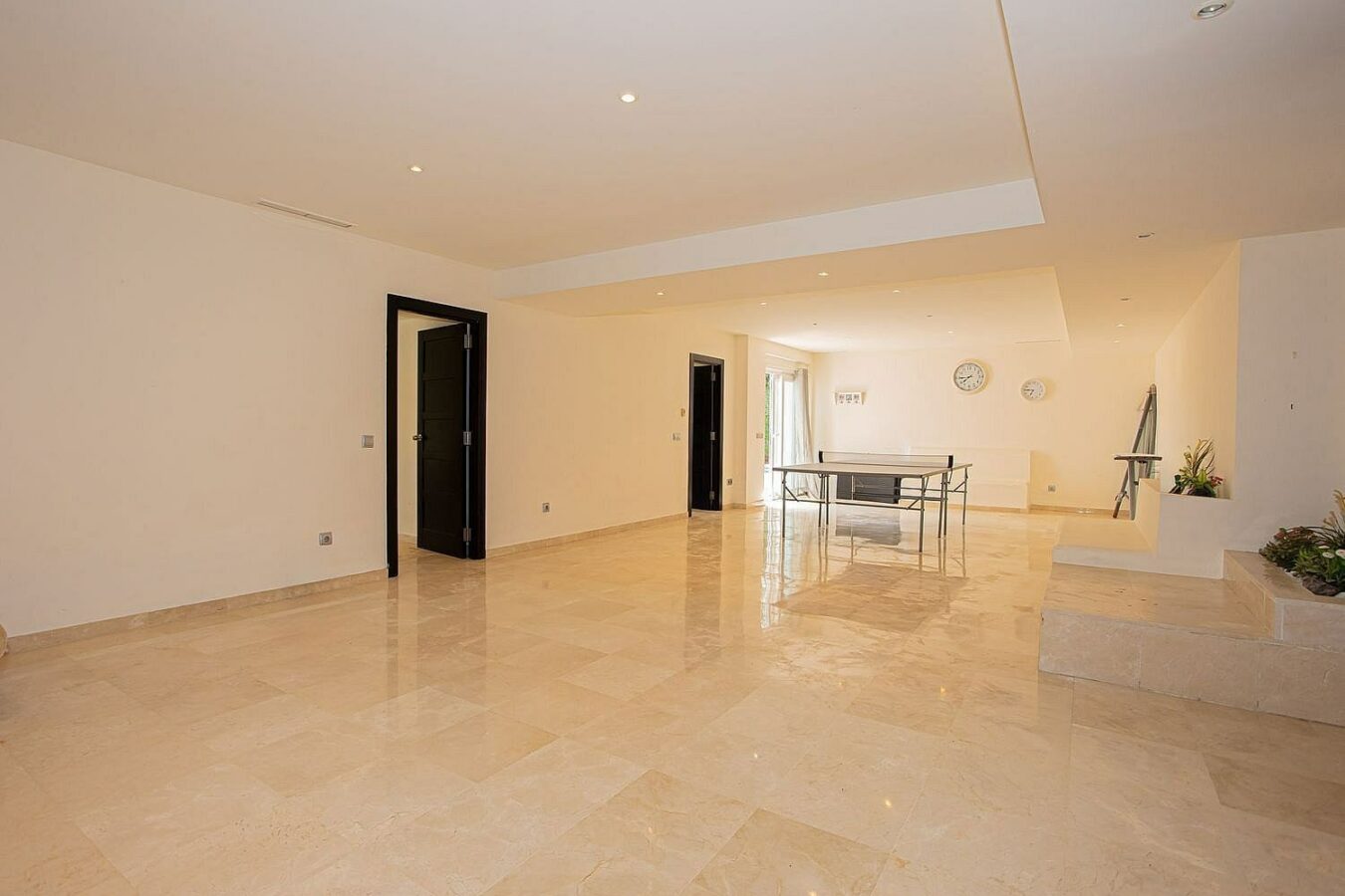 Six bedroom villa on a 2000 m2 plot with sea and golf views El Paraiso Alto Benahavis