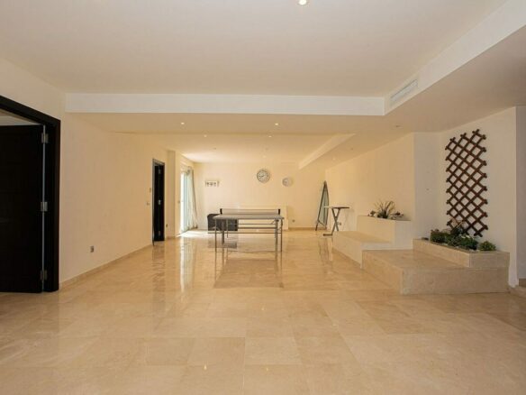 Six bedroom villa on a 2000 m2 plot with sea and golf views El Paraiso Alto Benahavis