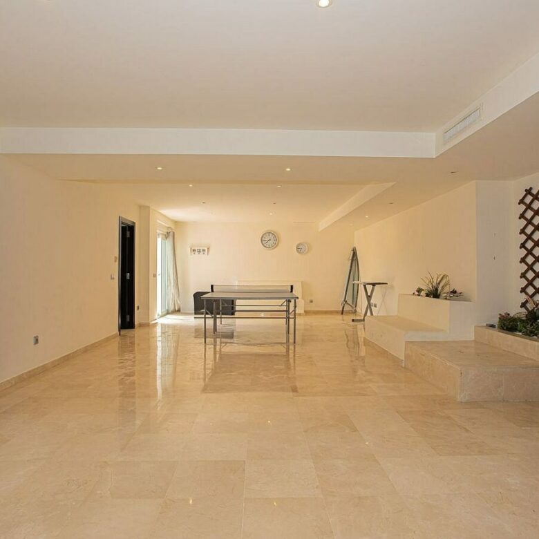Six bedroom villa on a 2000 m2 plot with sea and golf views El Paraiso Alto Benahavis