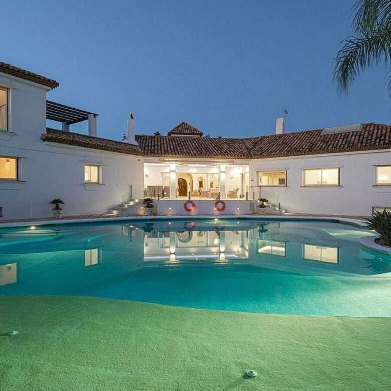 FOR SALE 🏡 Six-Suite Villa with Indoor and Outdoor Pools, Spa and Gym – El Paraíso, New Golden Mile 🇪🇸