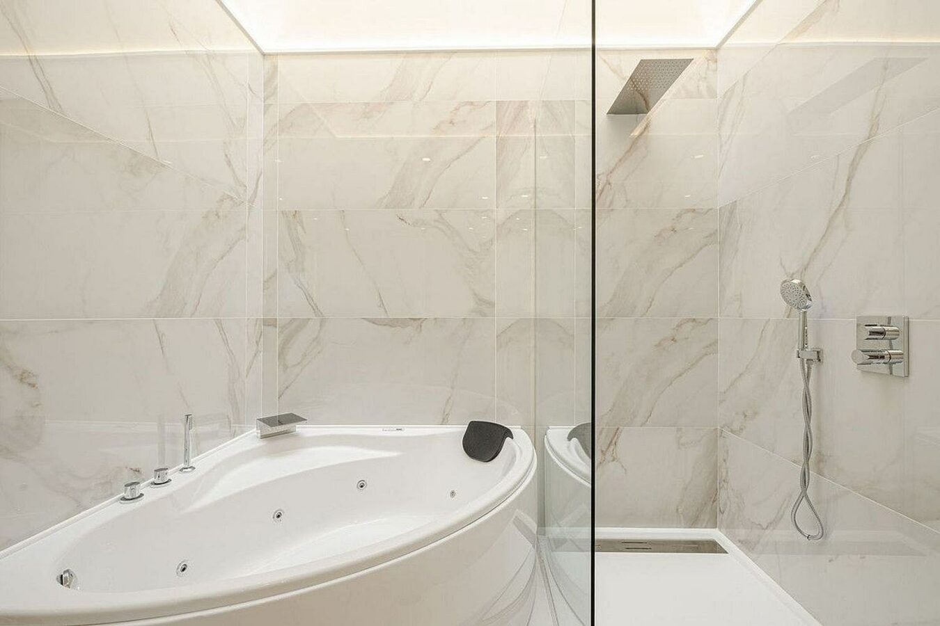 Six suite villa with indoor and outdoor pools spa and gym El Paraiso New Golden Mile