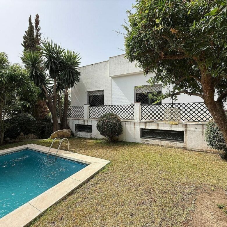 South-facing villa with pool on a large plot in Nagueles, Marbella