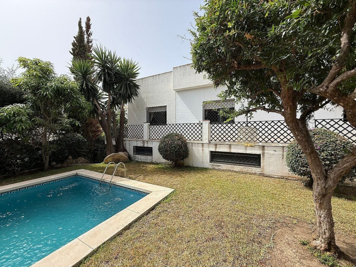 South-facing villa with pool on a large plot in Nagueles, Marbella