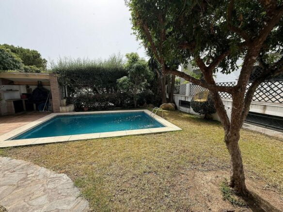 South-facing villa with pool on a large plot in Nagueles, Marbella
