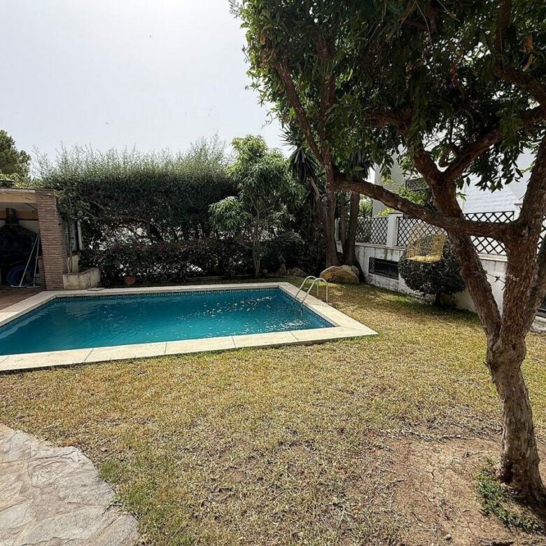 South-facing villa with pool on a large plot in Nagueles, Marbella