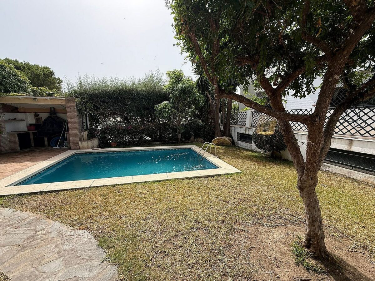 South-facing villa with pool on a large plot in Nagueles, Marbella