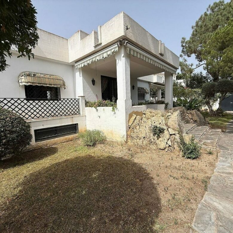 South-facing villa with pool on a large plot in Nagueles, Marbella