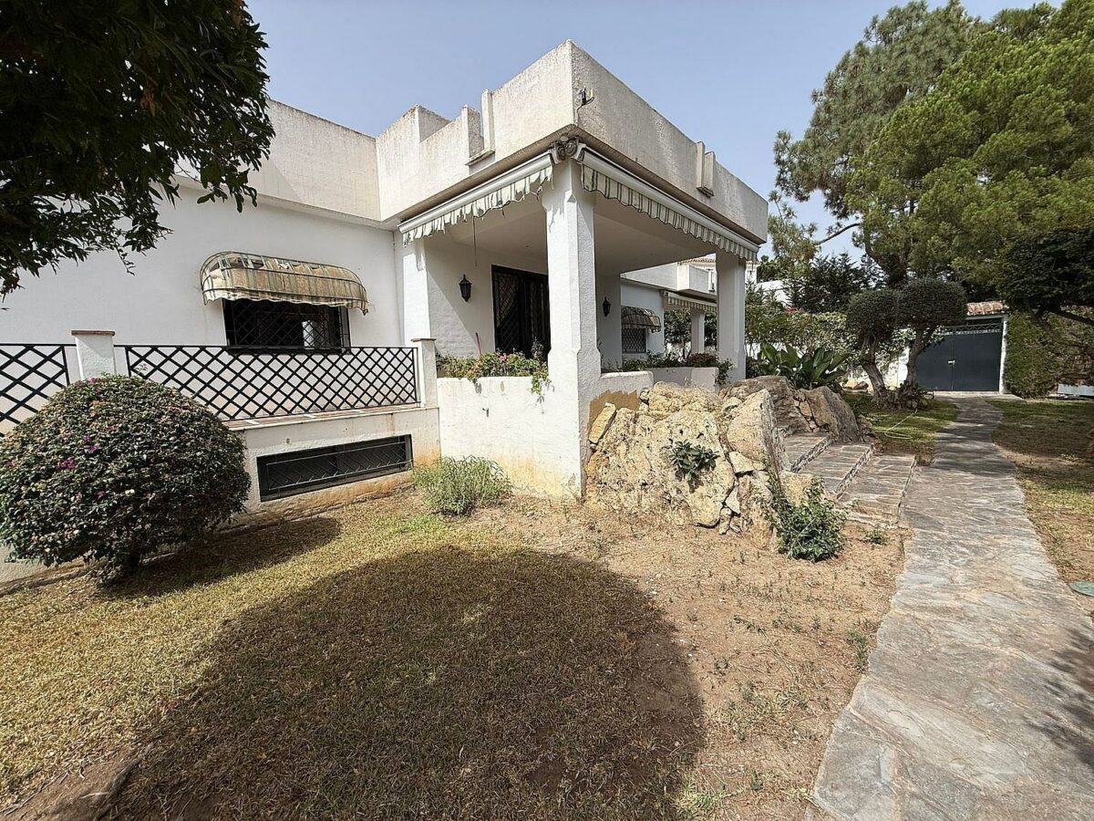 South-facing villa with pool on a large plot in Nagueles, Marbella