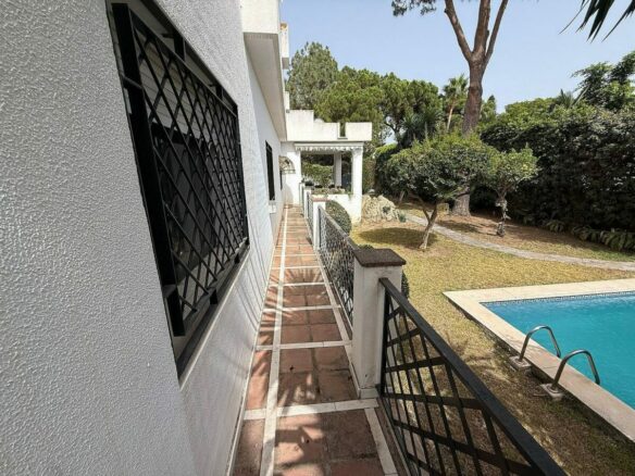 South-facing villa with pool on a large plot in Nagueles, Marbella