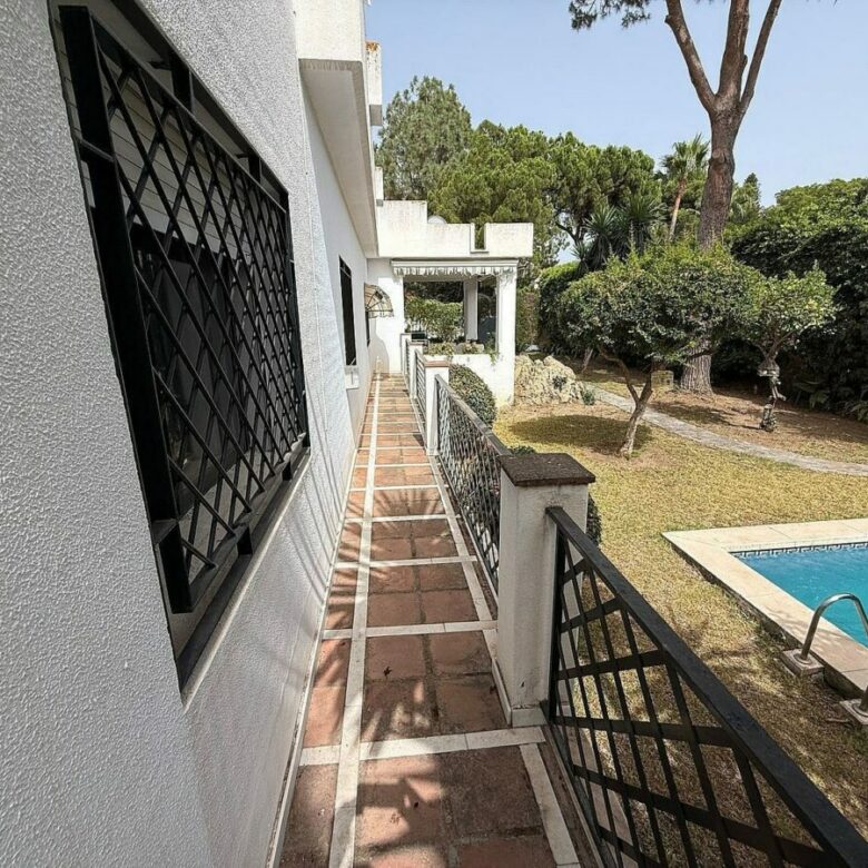 South-facing villa with pool on a large plot in Nagueles, Marbella