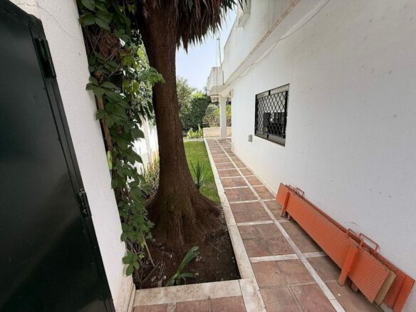 South-facing villa with pool on a large plot in Nagueles, Marbella