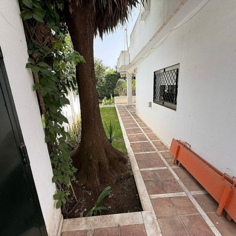 South-facing villa with pool on a large plot in Nagueles, Marbella