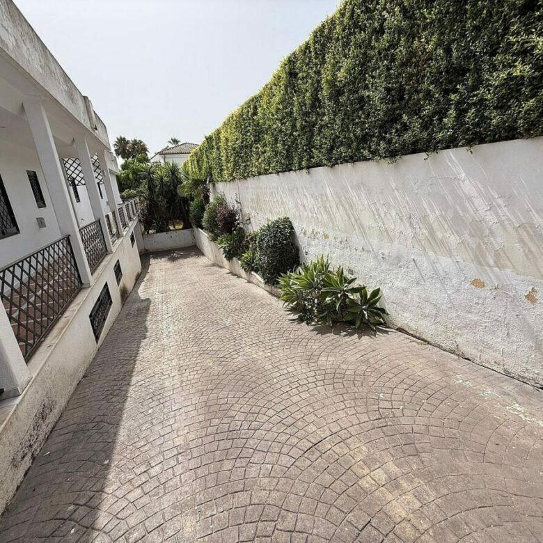 South-facing villa with pool on a large plot in Nagueles, Marbella