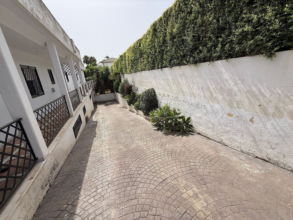 South-facing villa with pool on a large plot in Nagueles, Marbella