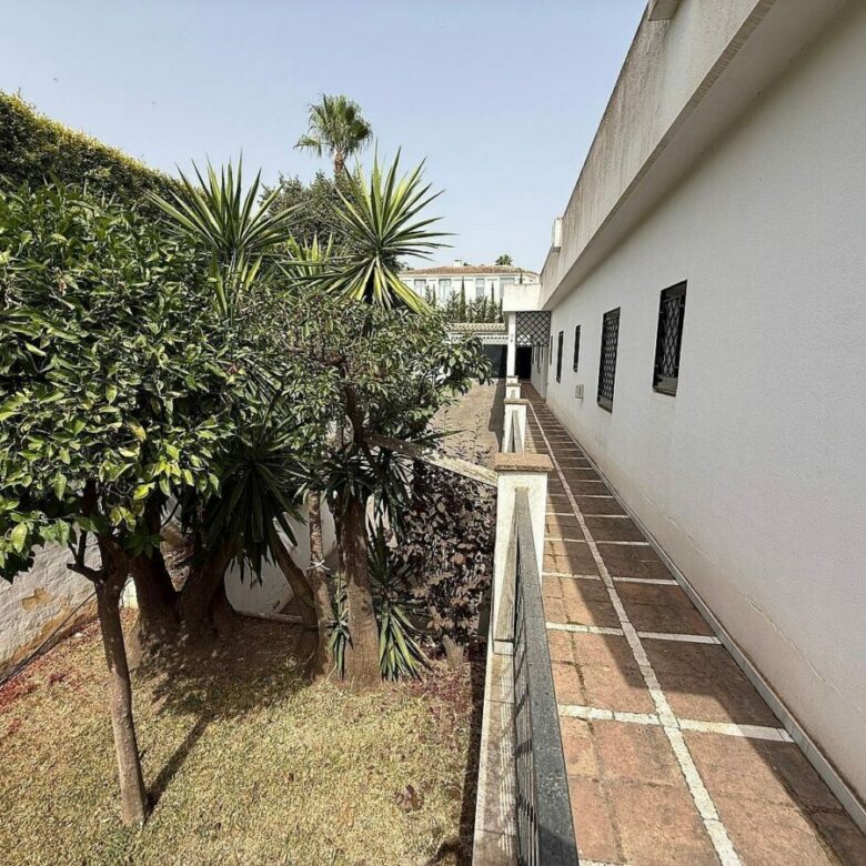 South-facing villa with pool on a large plot in Nagueles, Marbella